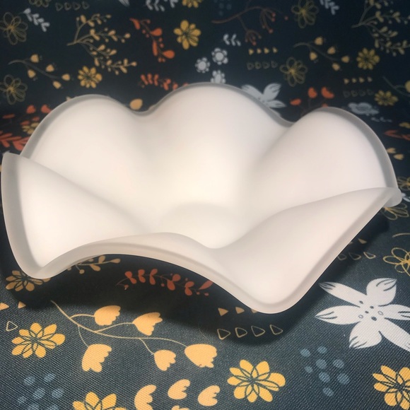 WHITE MATE GLASS WAVY VASE BOWL Plate Vase Flower Shaped 9.5”  MILKY VINTAGE? - Picture 2 of 16